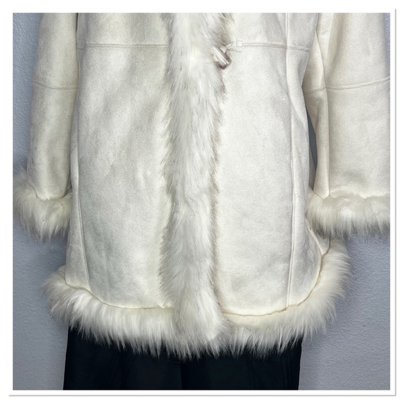 Fabulous Furs Elegant Cream Faux Suede and Faux Fur Trim. - Picture 5 of 13